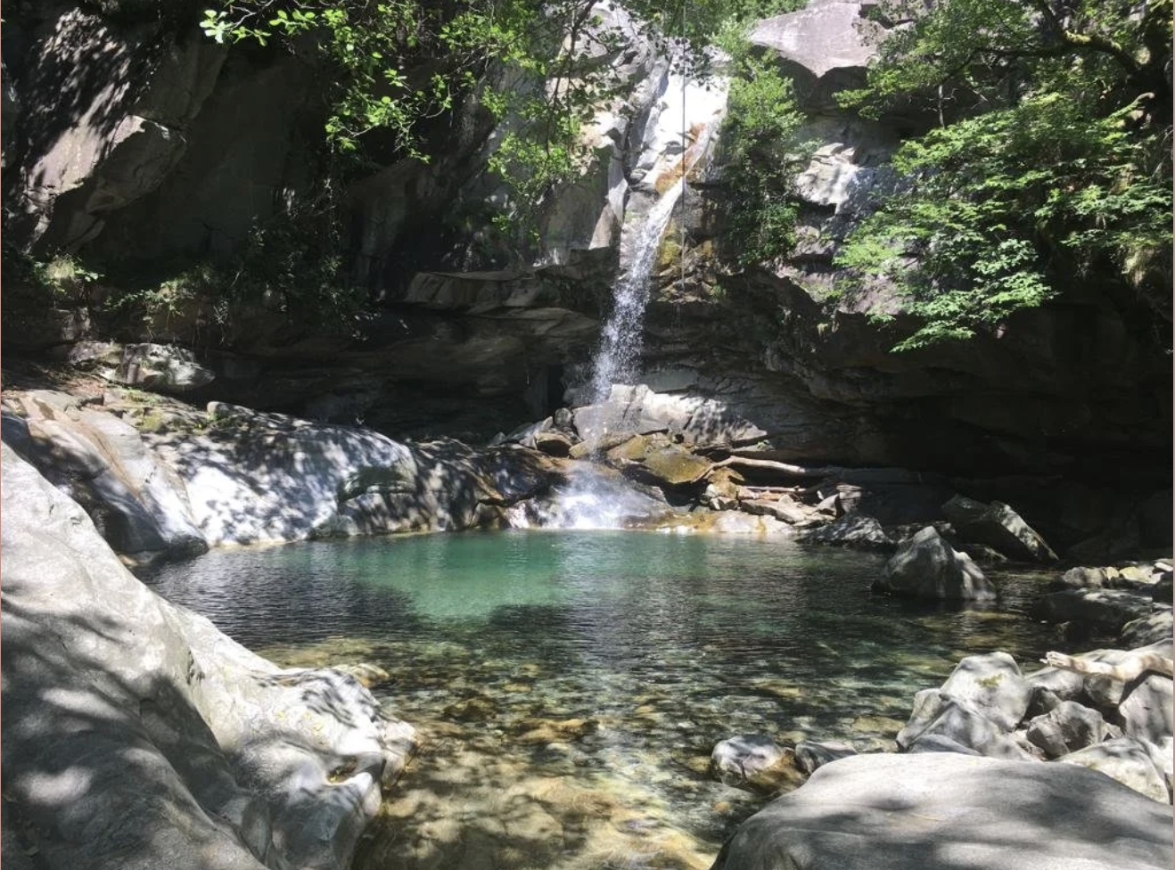 Cascata con pozzo balneabile