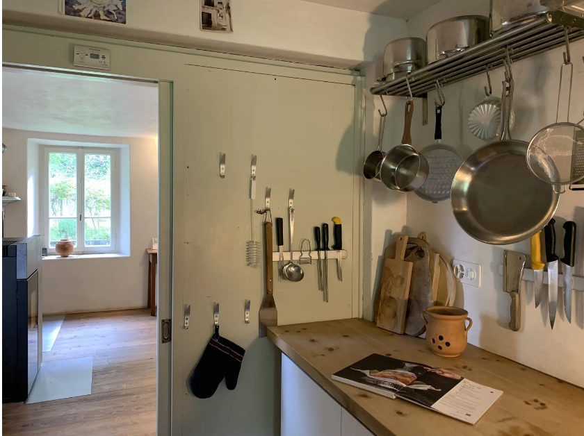 Cucina rustica con pentole