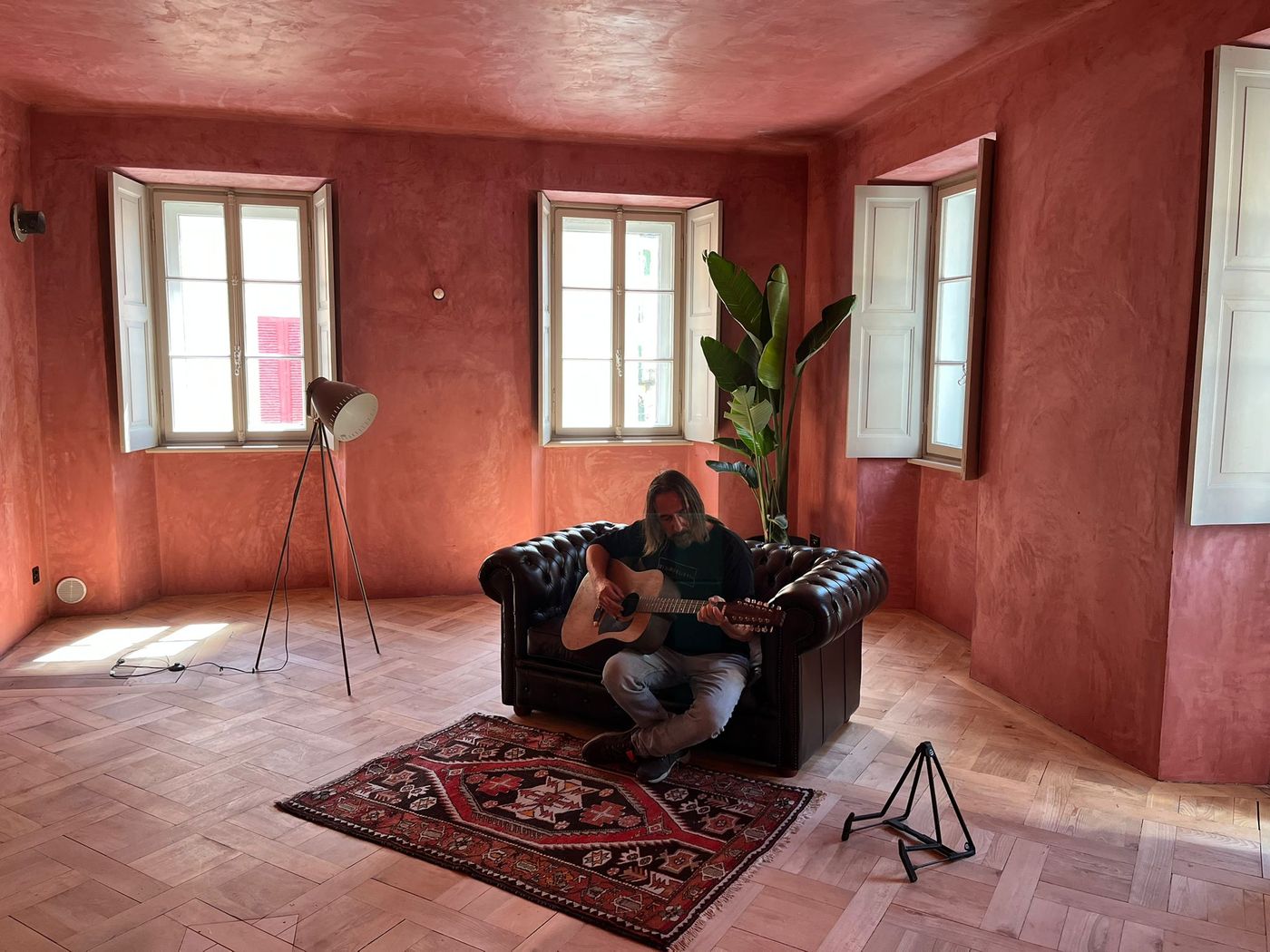 La camera rossa con la chitarra