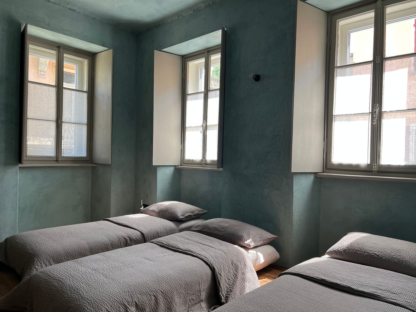 Una camera famigliare di Casa Piumogna con tre letti