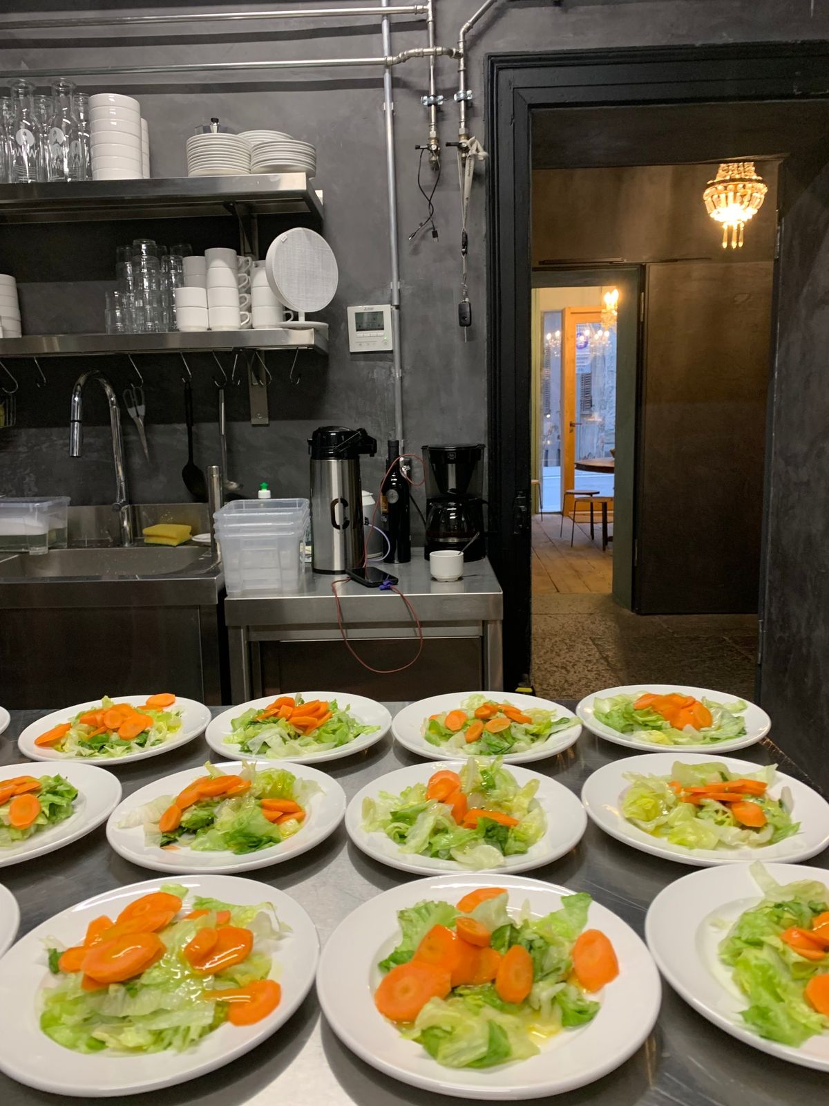 La cucina di Casa Piumogna con i piatti pronti per il gruppo