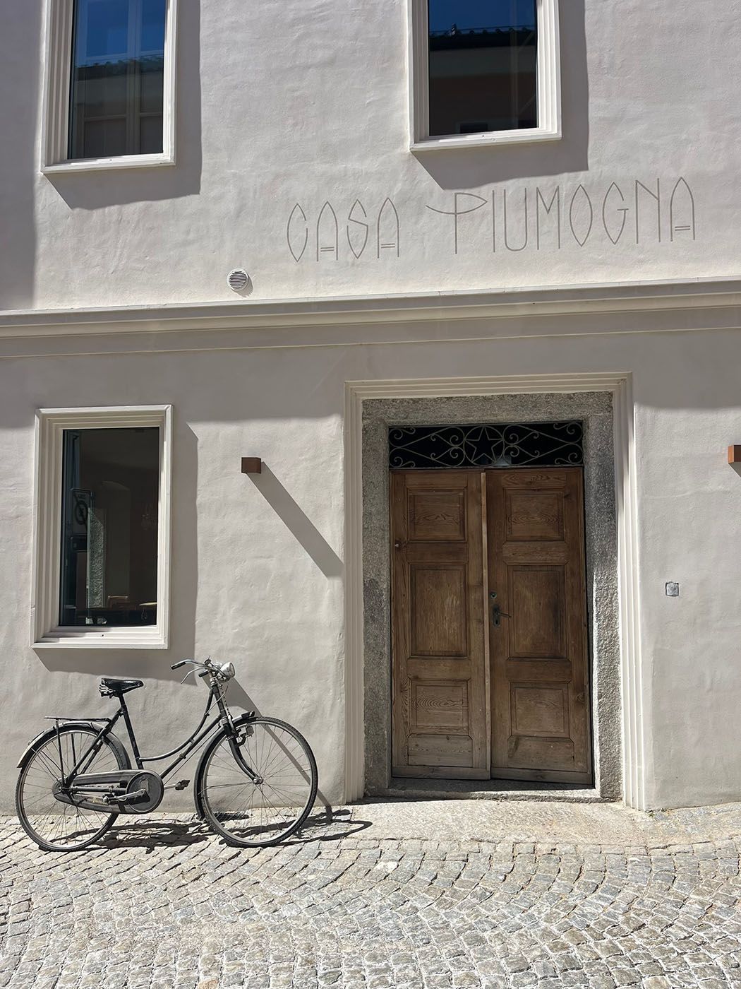L'ingresso di Casa Piumogna a Faido con una bicicletta