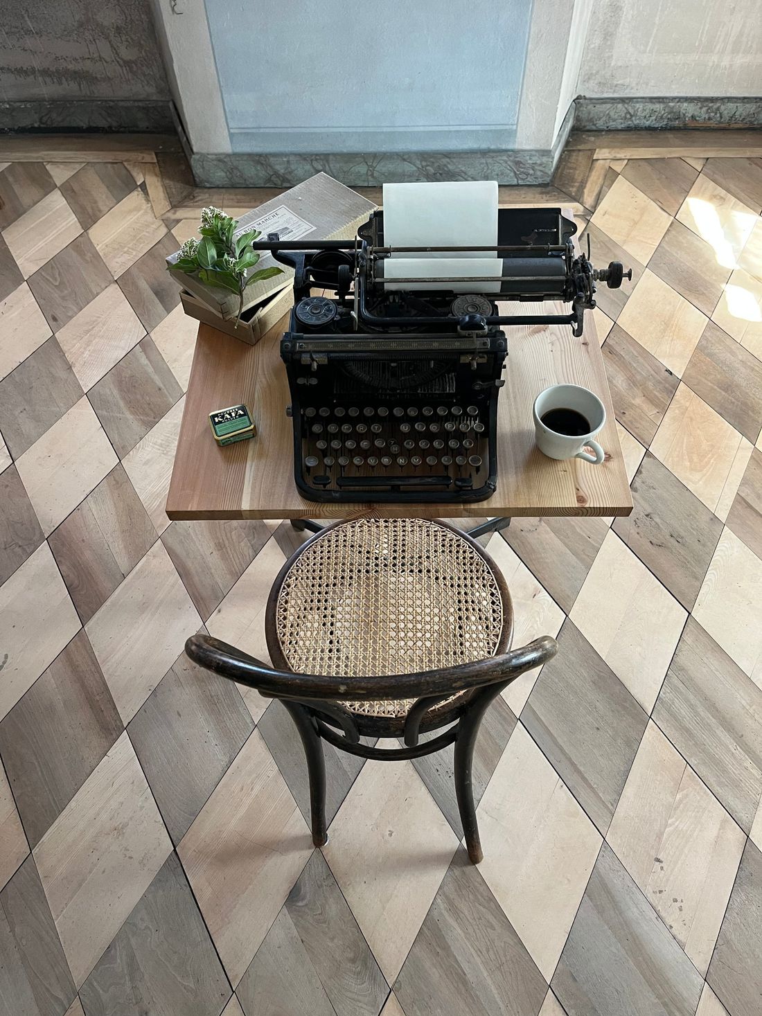 Una vecchia macchina da scrivere sul pavimento a rombi