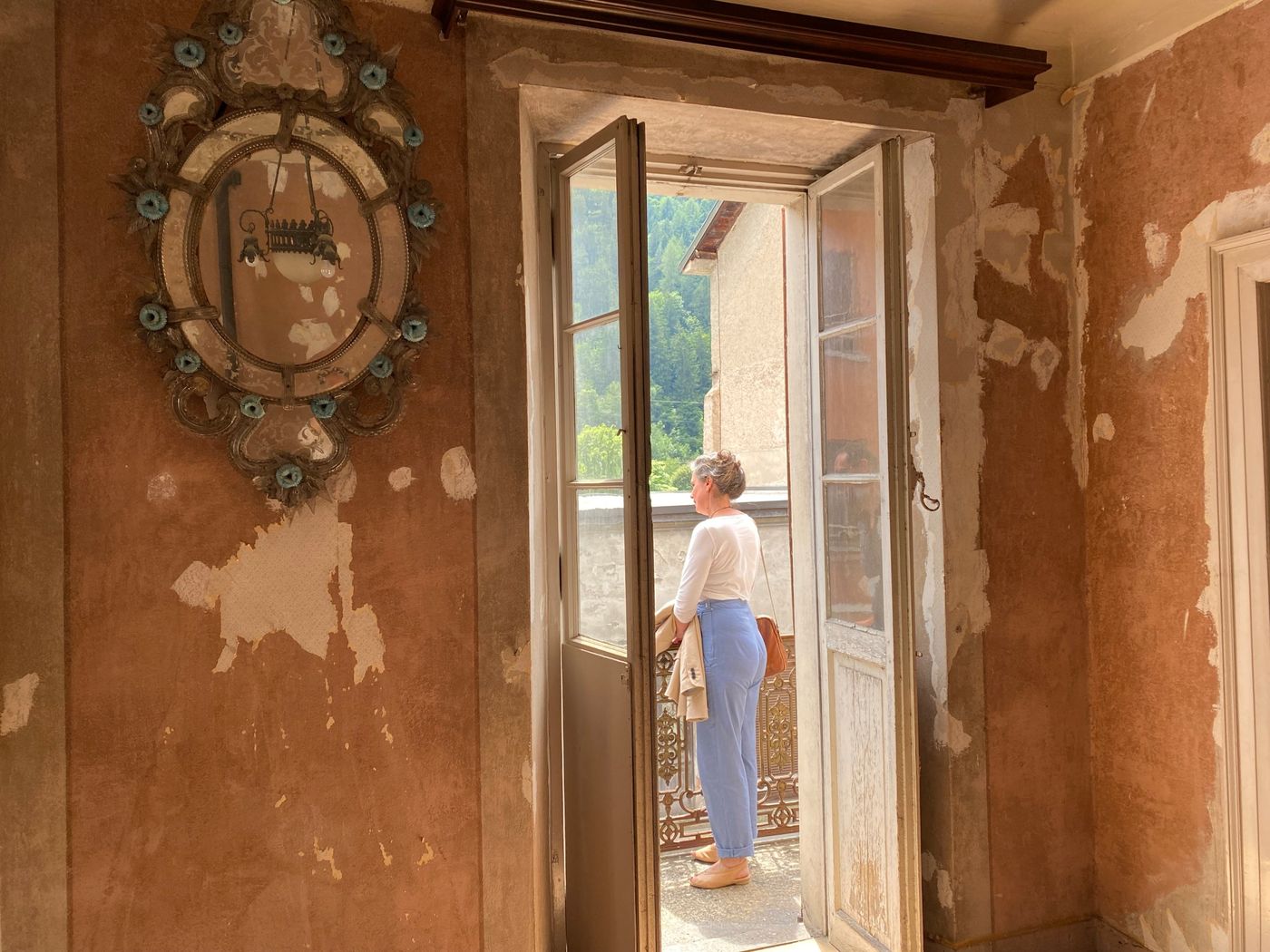 Casa Piumogna prima della riparazione, con lo specchio veneziano e la porta sul balcone